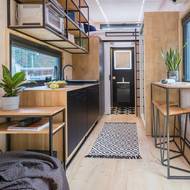 Koupelna je tradičně schovaná pod loftem.