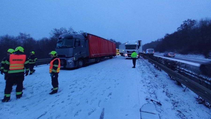 Hromadná nehoda uzavřela dálnici D8