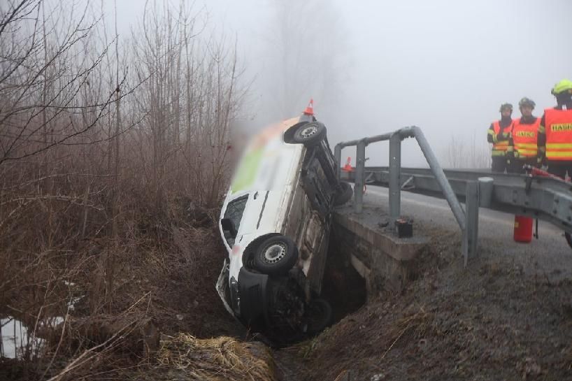 Mladá řidička na Jesenicku převrátila auto a skončila v propustku