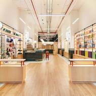 Vstup do obchodu je řešen decentně a neokázale.