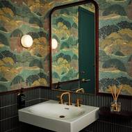 Toaletu dekoruje tapeta v japonském stylu.