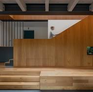 Interiéru vévodí dřevo, které ho také na pohled zatepluje.