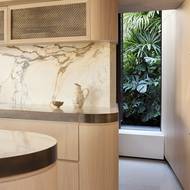 Interiér je světlý a vzdušný, i přes hustou zeleň.