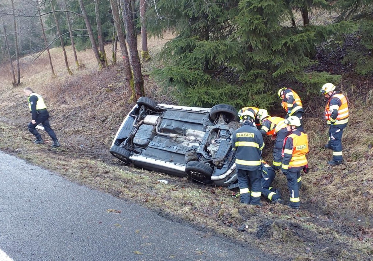 Řidička na Karlovarsku vylétla s autem ze silnice. Letěl pro ni vrtulník