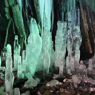 Když podmínky přejí tvorbě krápníků, vypadá Petrova skála jako ledová jeskyně.