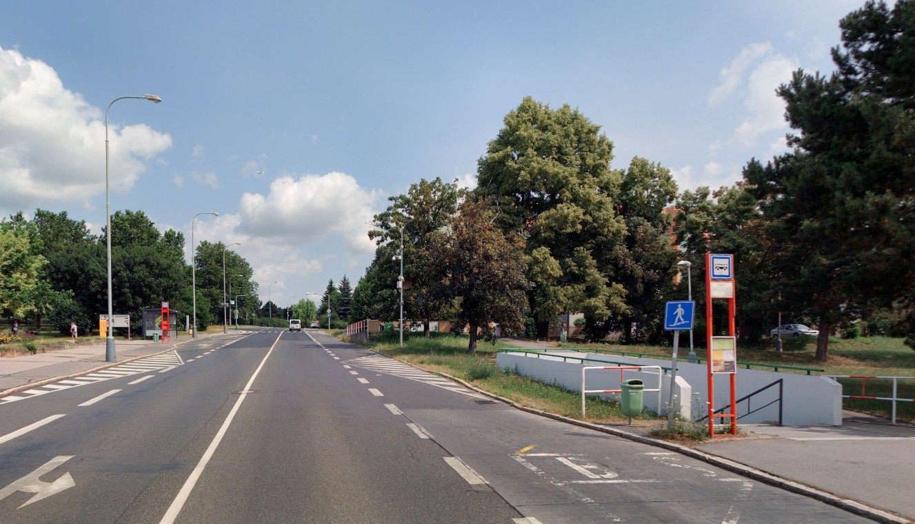 Autobus v Praze přejel seniorovi nohy. Policie hledá svědky