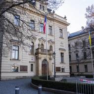 Úřad Vlády. Vyvěšení ukrajinské vlajky dopředu avizoval premiér Andrej Babiš. 