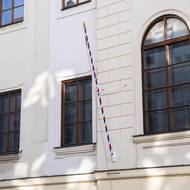 Prázdné místo na budově Poslanecké sněmovny. 