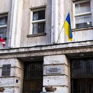 Ukrajinská vlajka na Ministerstvu práce a sociálních věcí vedeném Alešem Juchelkou z ANO. 