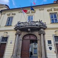 Vlajka Ukrajiny vlaje na brněnském magistrátu