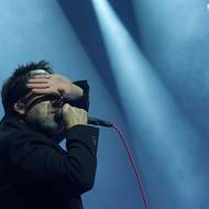 Ruce a zakryté oči Milana Caise