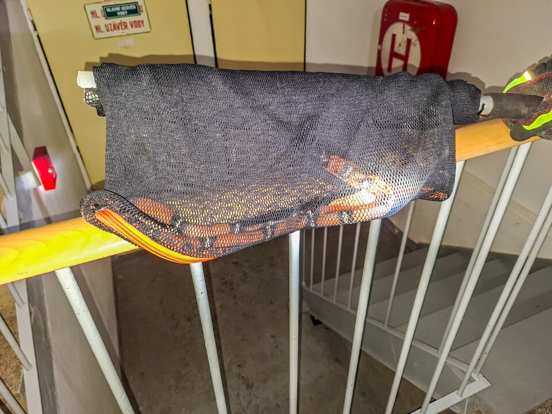 Obyvatele domu v Přerově vyděsil had pod schodištěm