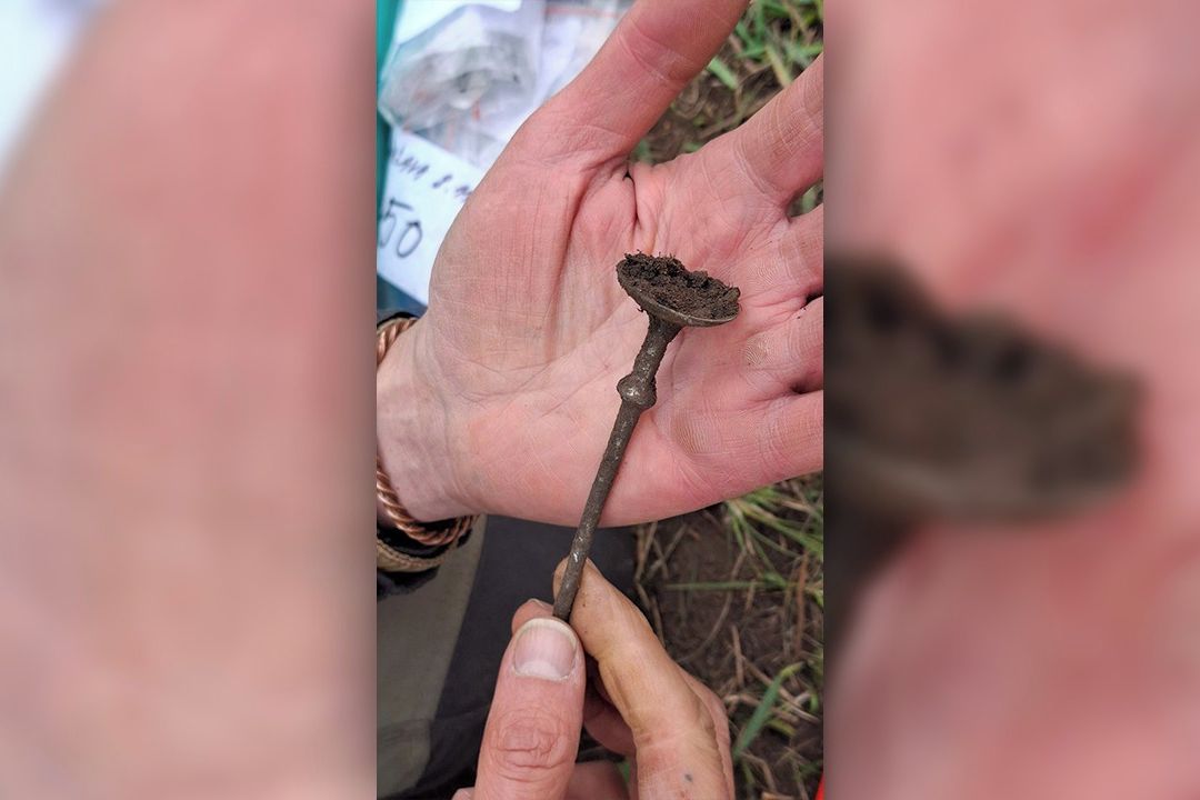 Objev z Pálavy pomocí detektoru: hrob z doby bronzové s rituálně zpřelámanými šatními sponami 