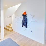 Vtipné řešení věšáku ve vstupní hale člověka na první pohled upoutá.