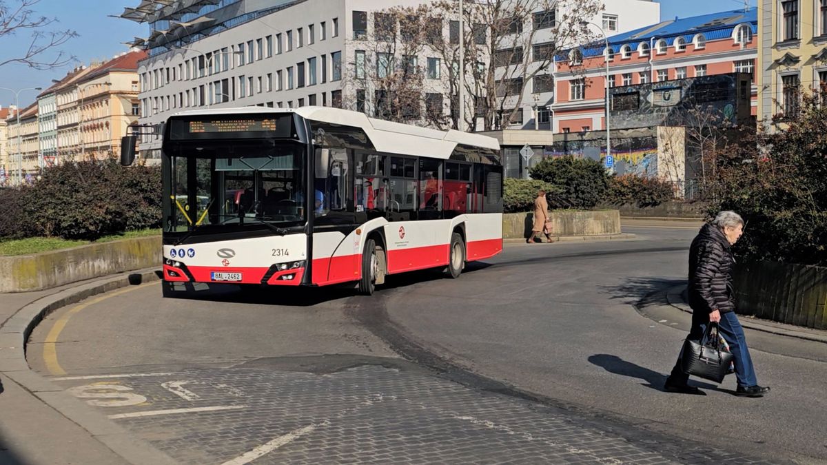 Potvrzeno. Nebezpečnému přebíhání na Smíchově zabrání v místě tragické nehody zátarasy