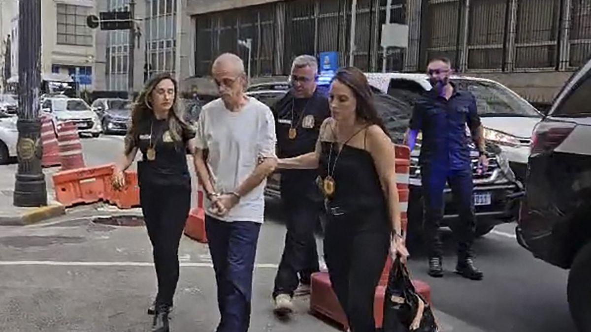 Policie si pro brazilského pilota podezřelého z pedofilie přišla přímo do letadla před startem