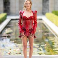 Herečka vypadala úchvatně i na propagačním focení v hadích kožených mini šatech s korzetem.