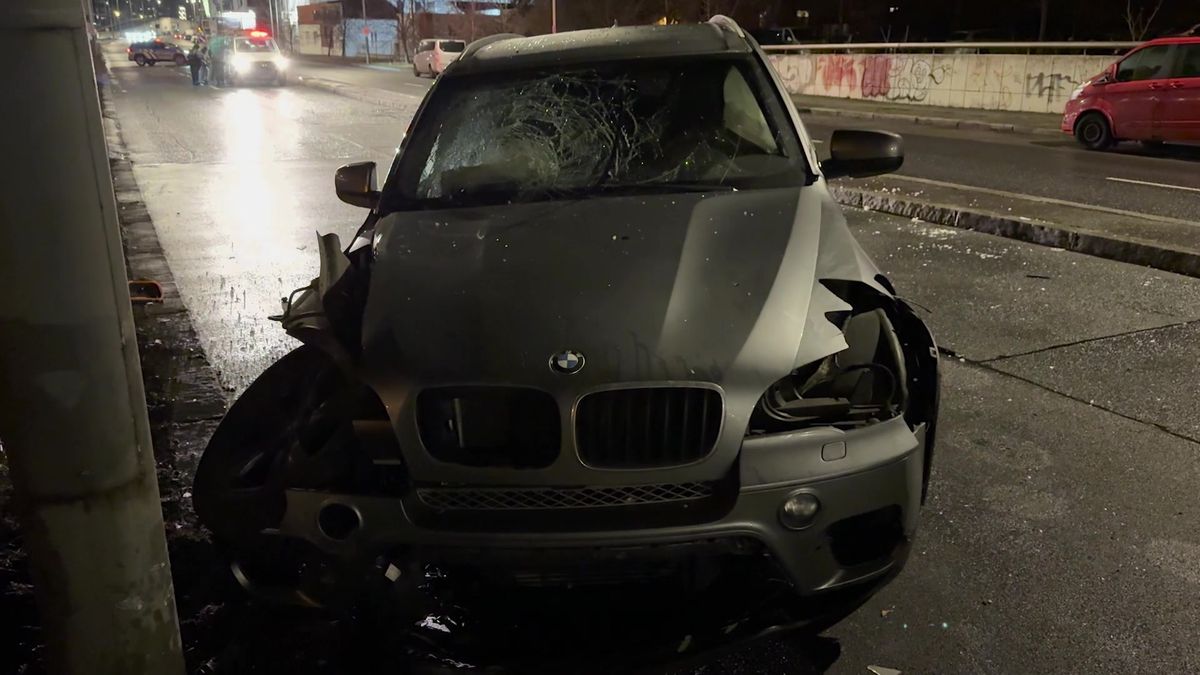 Řidič BMW srazil v Praze chodce, ten utrpěl vážná zranění