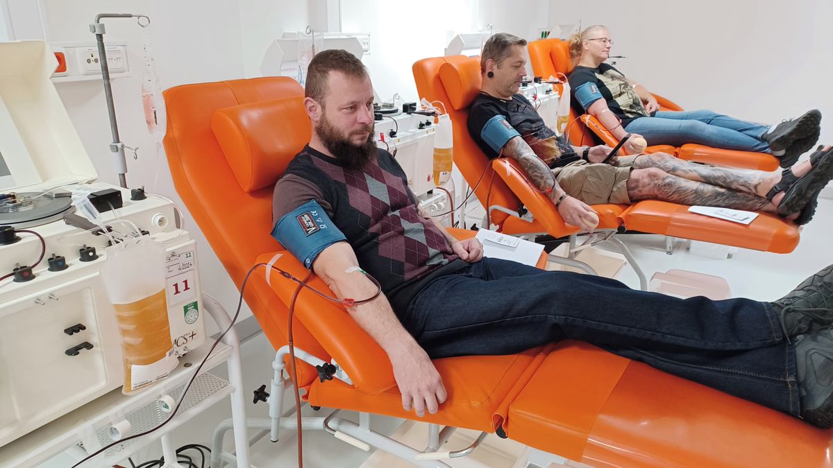 Praze chybí tisíce mladých dárců krve. Pomáhají nárazové výzvy