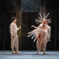 Pavlína Štorková je Ariadna, králova dcera, jež se zamiluje do hrdinského Thésea. Poté co ji milenec opustí, přivlastní si ji Bakchus, jehož ztvárnil Filip Březina (vlevo) i Zdeněk Piškula.