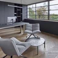 Pohodlná pracovna je umístěná v nejvyšším podlaží a je z ní nádherný výhled do zahrady.