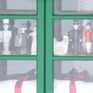 Někteří chalupáři na Krátké si zdobí i okna.