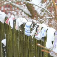 Plot s hrníčky u jedné z kadovských chalup