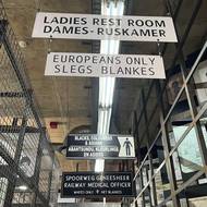 Nevynechali ani návštěvu muzea apartheidu.