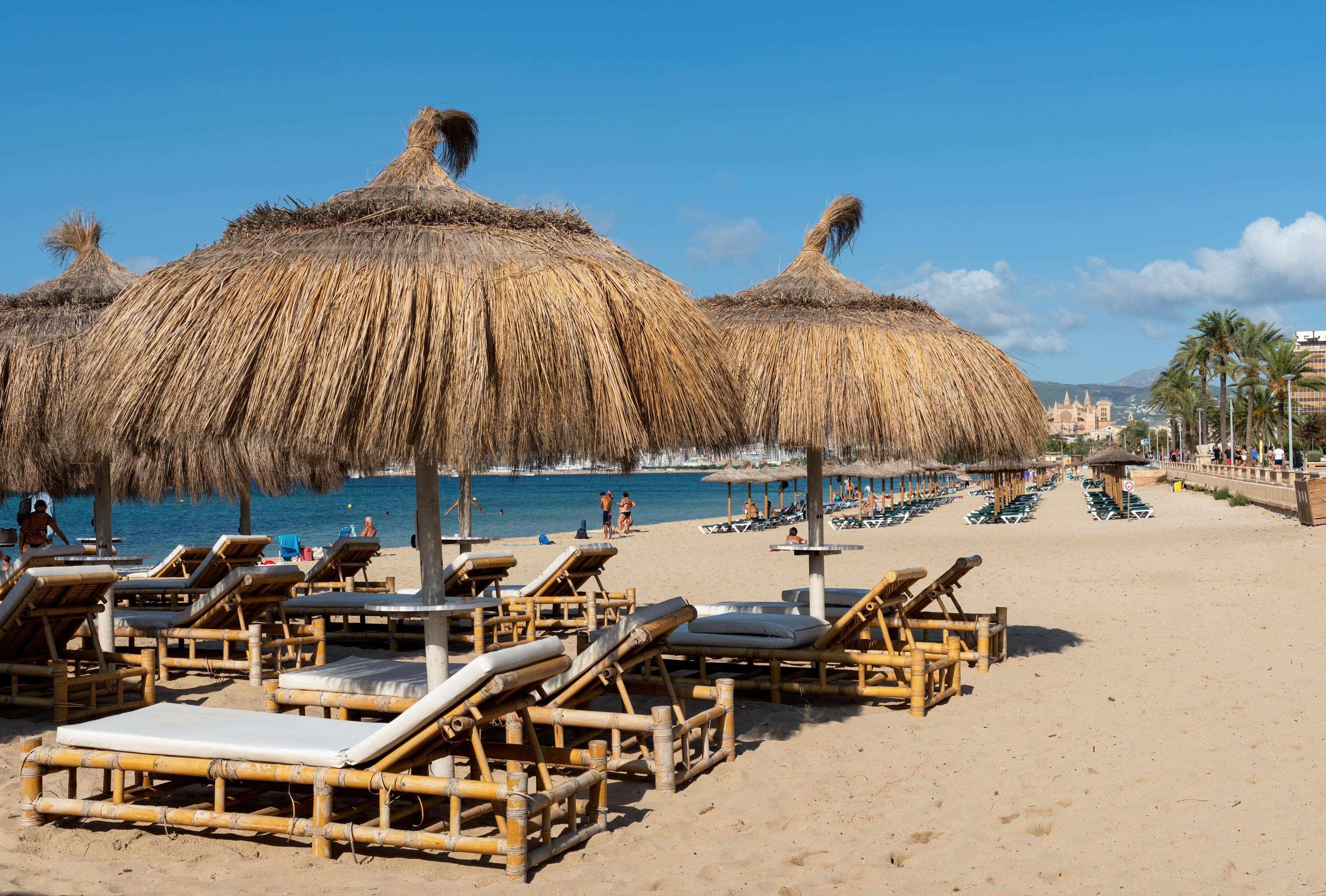 Luxusní povalování na plážích Mallorky vyjde v létě turisty až na 1700 korun za den