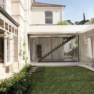 Wellness místo garáže: Na místě, kde dříve parkovala auta, vznikla přístavba se třemi podzemními patry. V nich mohou majitelé relaxovat či sportovat. 