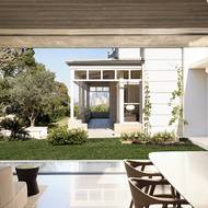 Pomocí posuvných oken může být celé patro propojeno se zahradou.