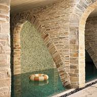 Nejvýraznějším prvkem bazénu jsou parabolické oblouky.