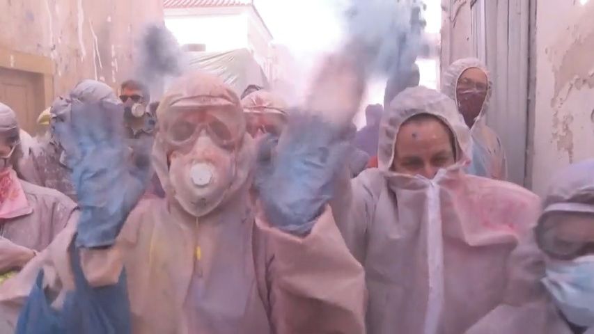 Respirátory a ochranné brýle. Tradiční řecká veselice s moukou připomíná pandemii