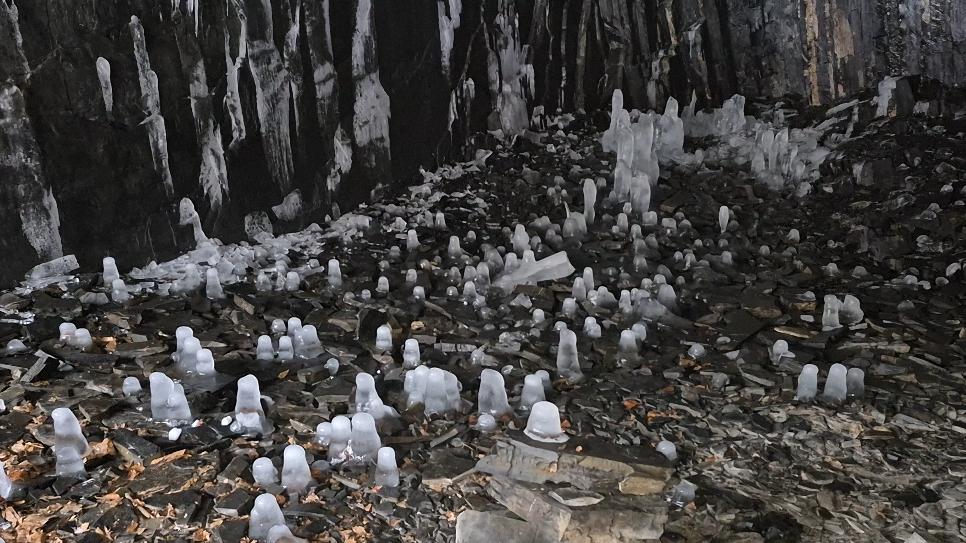 Ledové království v Petrově skále. Kvůli nedostatku vody jsou z ledových duchů trpaslíci 