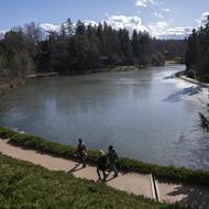 Podzámecký rybník stále pokrytý ledem, ale bruslit by se na něm nedalo v žádném případě.