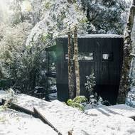 Černé opalované stěny působí v kombinaci s bílým sněhem efektně.