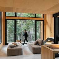 Vnitřní prostor je rozdělen do půlpater.