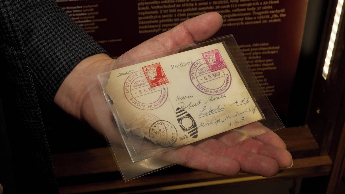 Ohořelá pohlednice ze zeppelinu Hindenburg