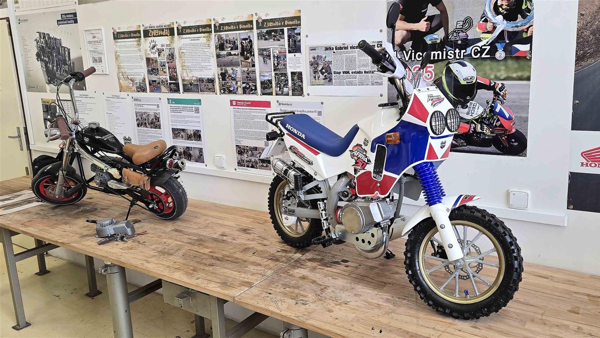 Malí mechanici postavili v kroužku zmenšeninu legendární motorky