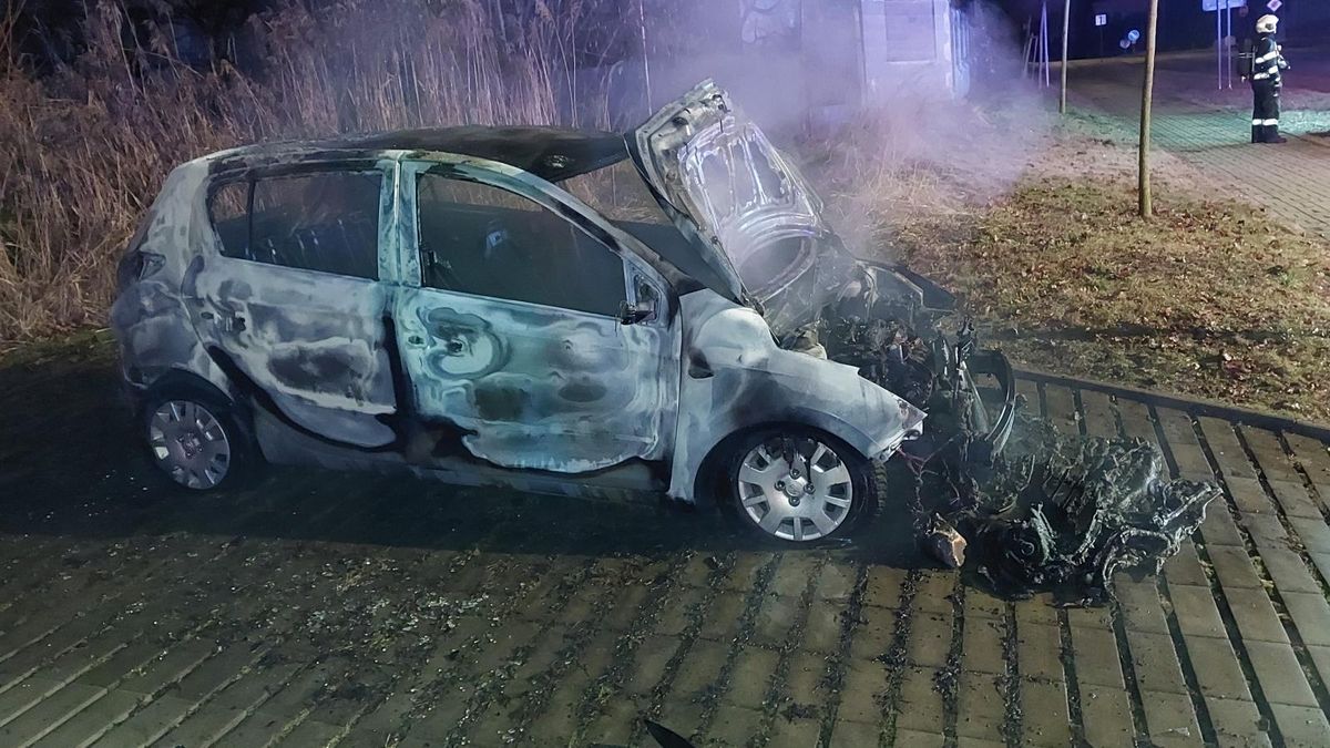 Neznámý žhář v Hluboké nad Vltavou zapálil vůz tamního zastupitele. Motiv mohl být i politický