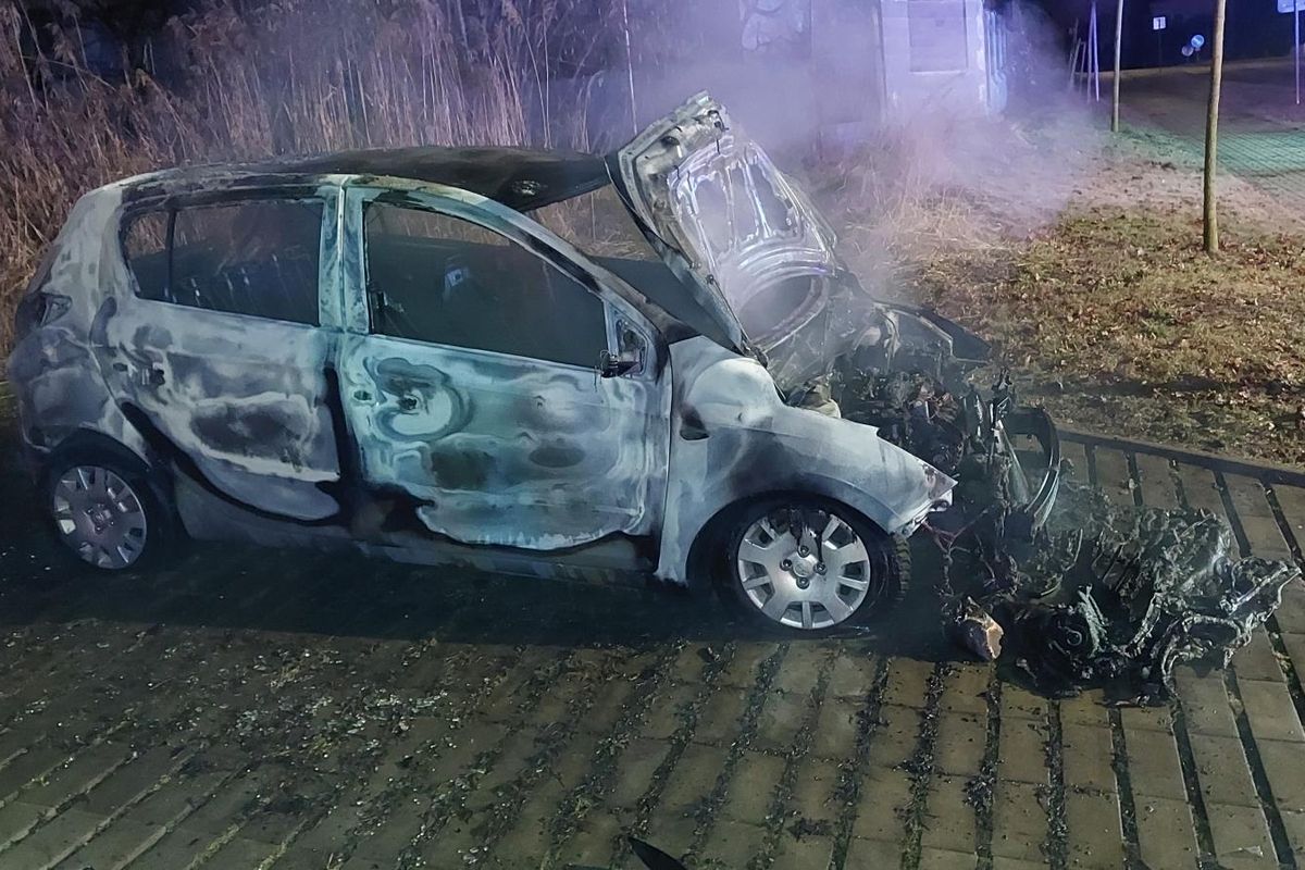 Neznámý žhář v Hluboké nad Vltavou zapálil vůz tamního zastupitele. Motiv mohl být i politický