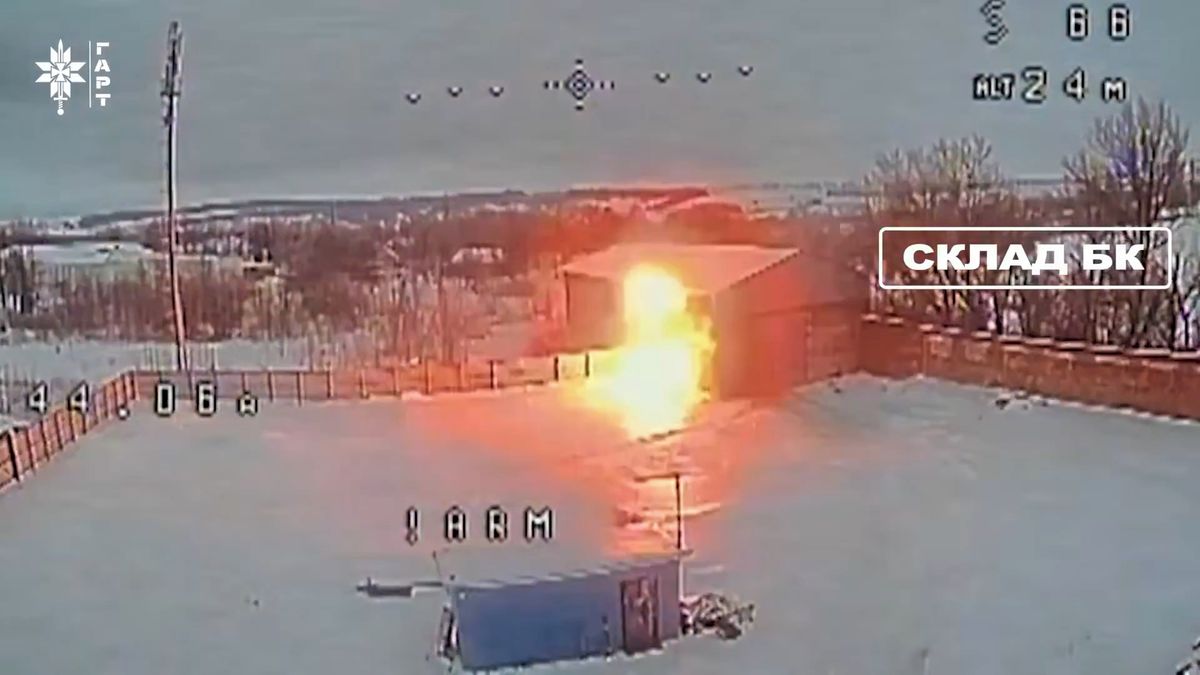 Jeden dron rozbil okno a druhý uvnitř vybuchl. Ukrajinci precizně zlikvidovali ruský muniční sklad