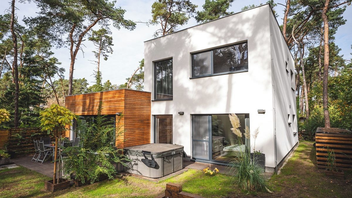 U písčitého jezera Lhota si postavili rodinný dům. Stavební povolení měli vyřízené nadstandardně rychle