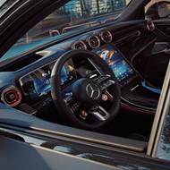 Kabina nabízí tradičně moderní rozhraní.