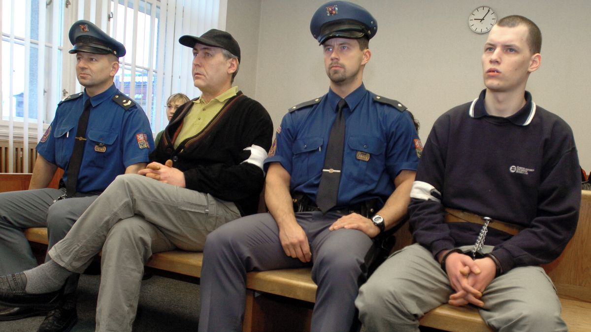 Trojnásobný vrah Pacovský opustil po 20 letech vězení, míří do detence