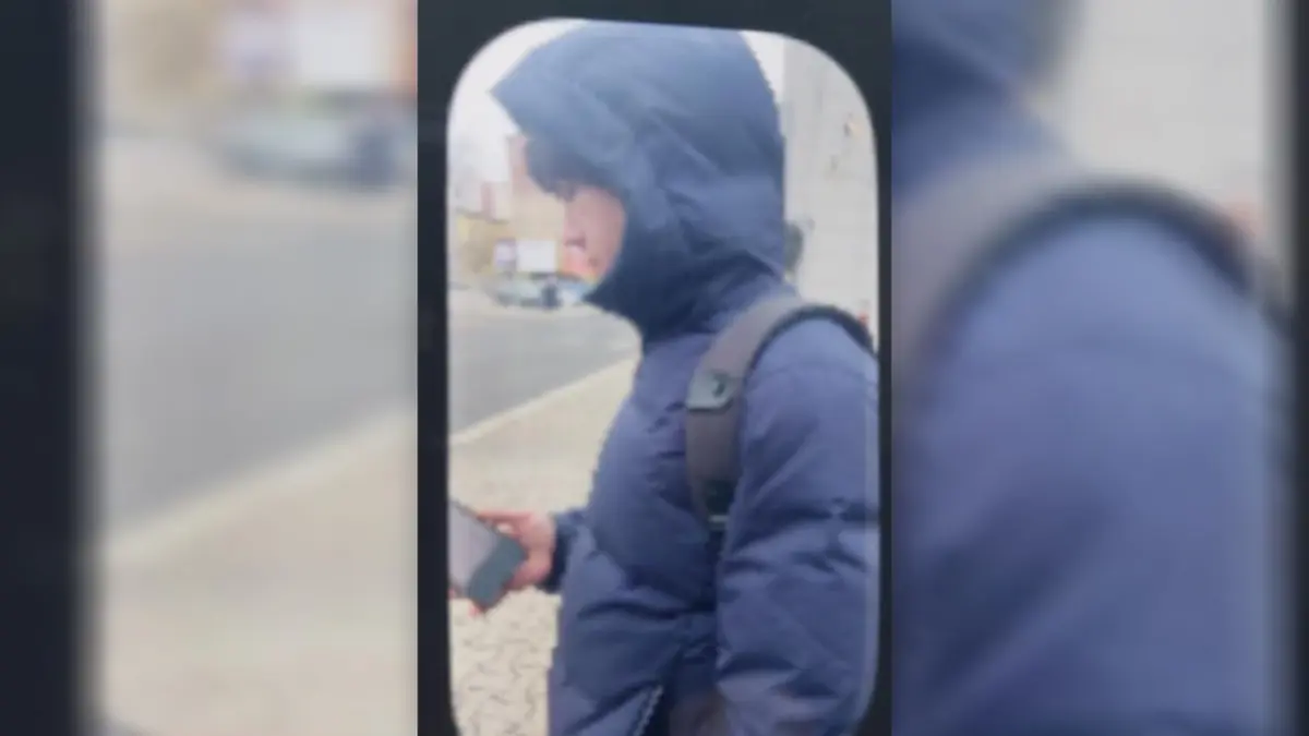 Při předání statisíců stačila podvedená žena v Ostravě falešného policistu i vyfotit