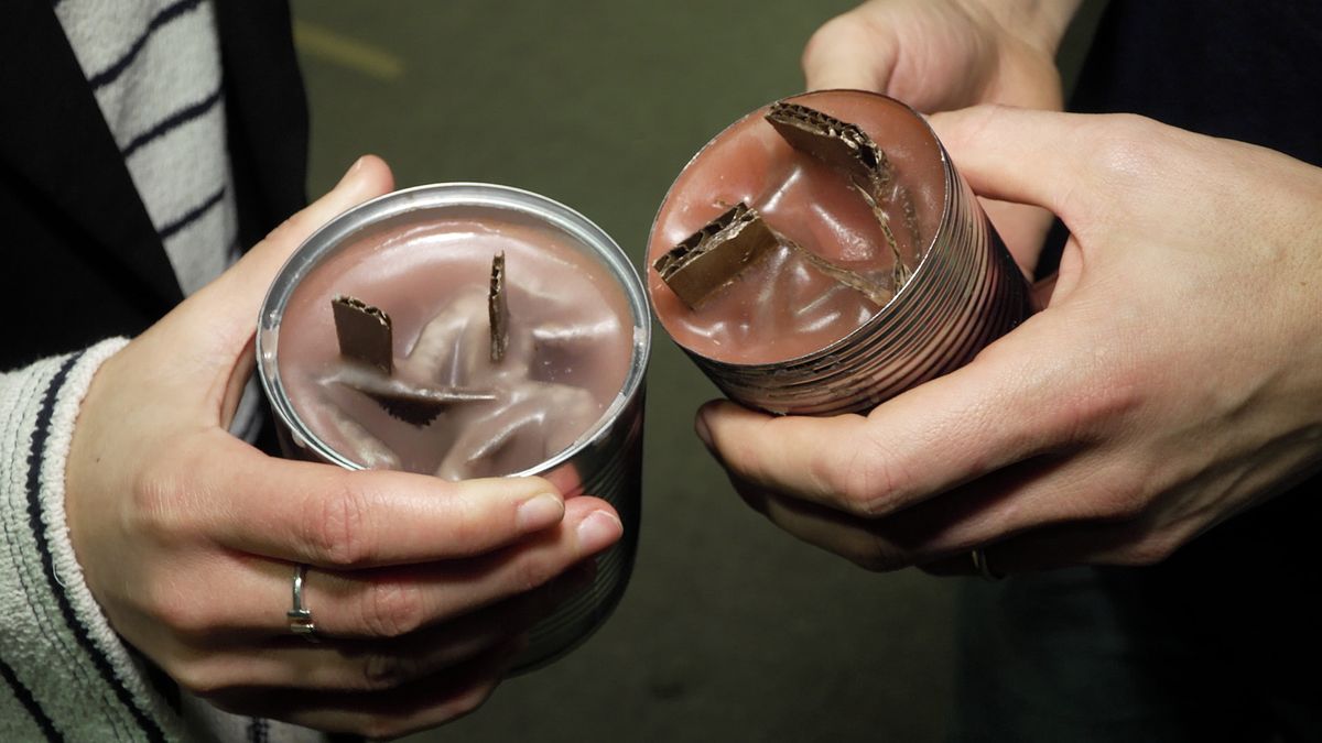 „Slézt z gauče a pomoct, ne jen mluvit.“ Dobrovolníci vyrábějí zákopové svíčky a maskovací sítě pro Ukrajinu