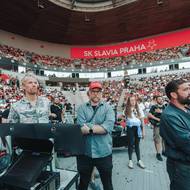 Natáčení scén na MMA zápasu na stadionu fotbalové Slavie v Edenu. Režiséři Vojtěch Frič a Tomáš Dianiška vlevo, vpravo herec Milan Ondrík.