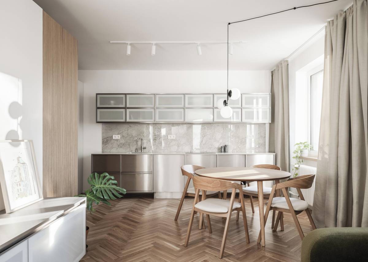 Na kuchyň přirozeně navazuje jídelní kout.