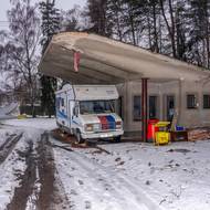 Po výstavbě obchvatu Milína a poklesu dopravy v obci stanice časem zanikla, později sloužila jako sídlo kamenictví. V roce 2023 byl ke stanici přemístěn pomník Jana Janouše, mistra ČSSR v motocyklovém sportu a továrního jezdce Jawy, který nedaleko Milína tragicky zahynul v roce 1961.